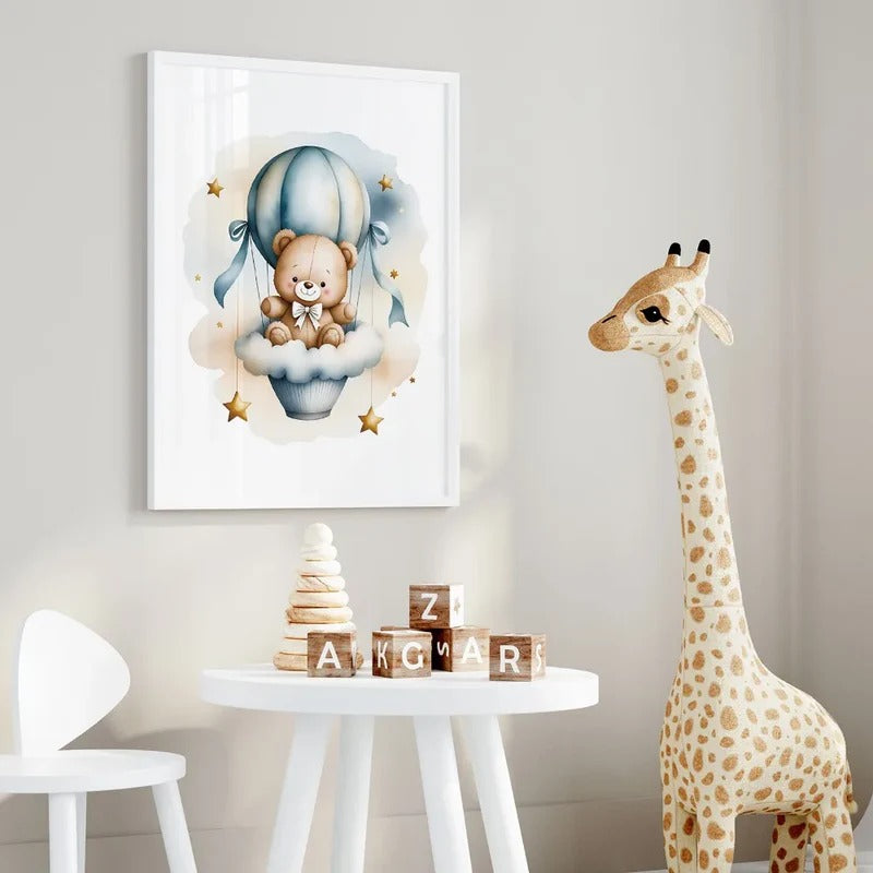 Décoration murale aux tons pastel avec oursons, nuages et montgolfières pour bébé.