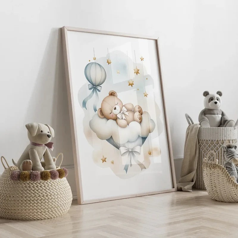 Ourson allongé sur un nuage avec montgolfière et étoiles dans une chambre bébé.