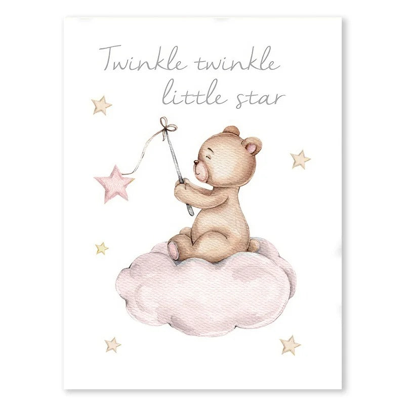 Ourson assis sur un nuage avec étoile rose dans une affiche décorative pour bébé.