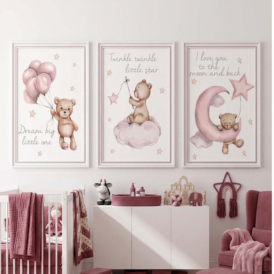 Ensemble de tableaux Ourson Rosé™ pour chambre bébé aux tons roses et pastel.