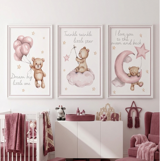 Ensemble de tableaux Ourson Rosé™ pour chambre bébé aux tons roses et pastel.