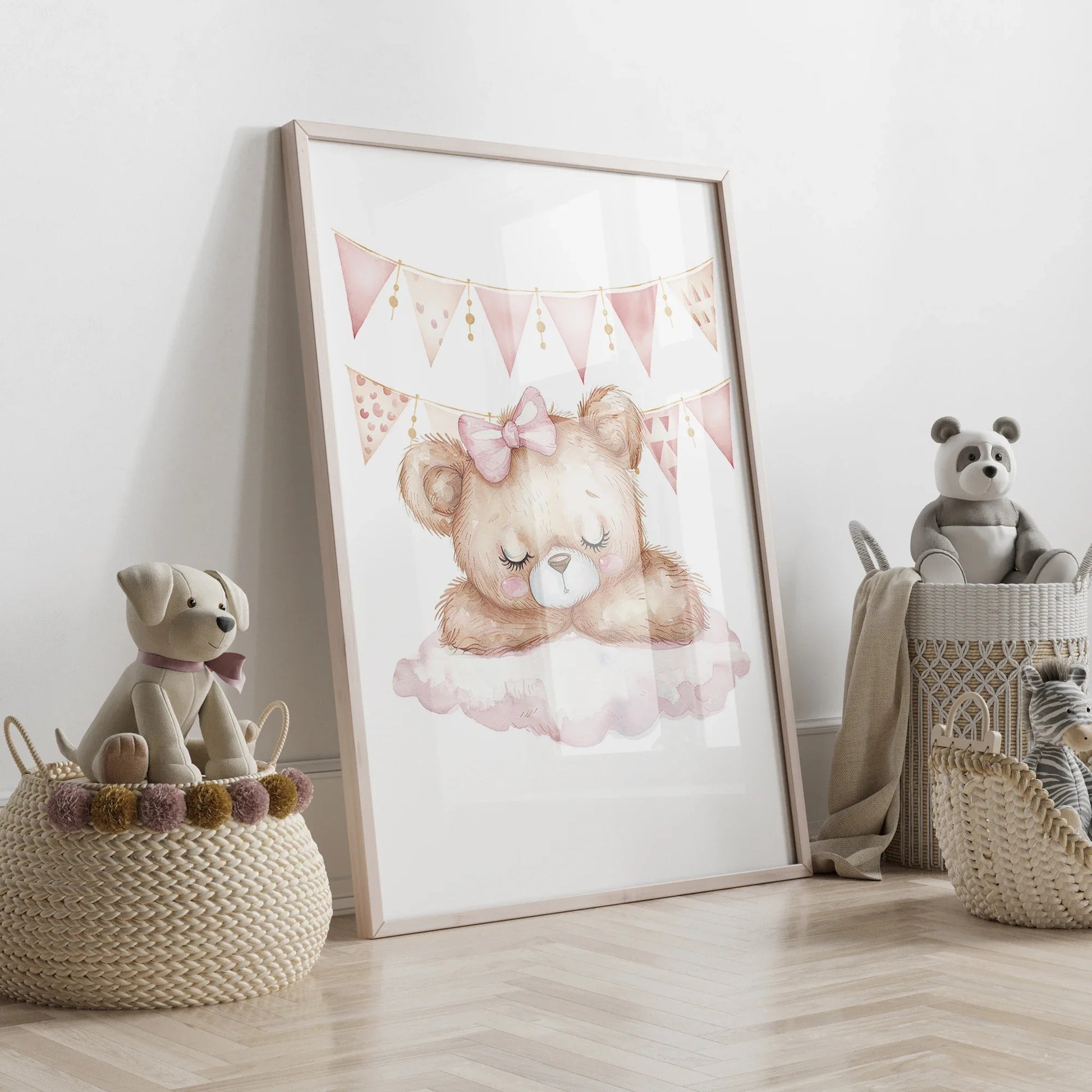 Décoration Murale Chambre Bébé – Pink Bear™ avec illustration d’ours rose pour nursery moderne.