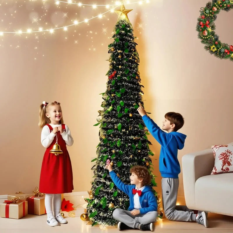 Arbre de Noël Magie Spiralée™ installé près d’enfants, décoration festive lumineuse et sécurisée pour la maison.