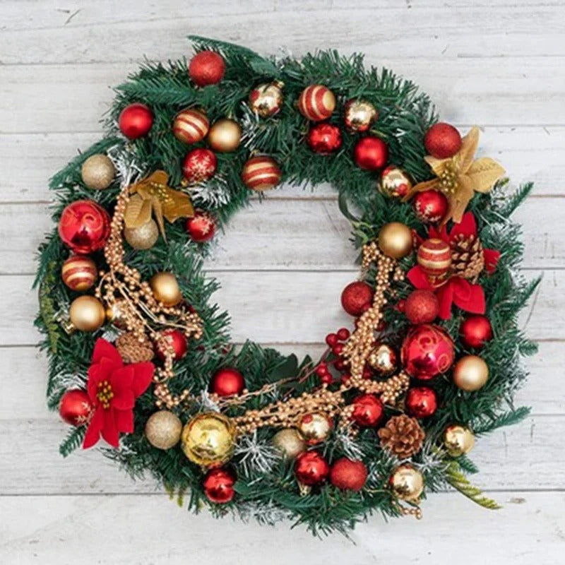 Cercle décoratif orné des Boules Christmas Éclat Royal™, ensemble rouge et or pour décoration de Noël élégante.