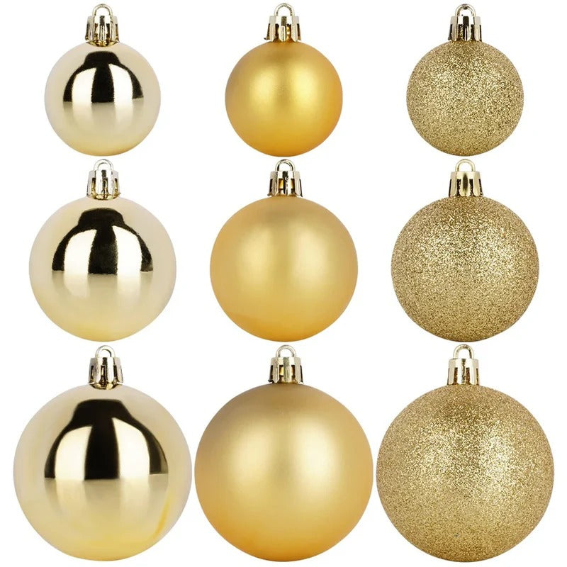 Zoom sur boules de Noël dorées incassables différentes tailles et textures, décoration luxueuse de sapin."