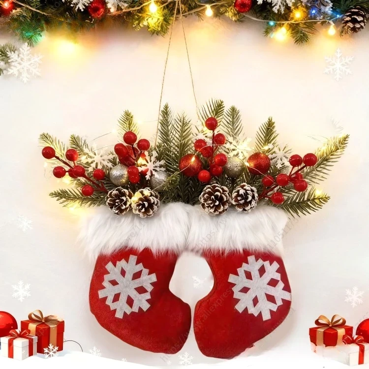 Décoration Noël chaussettes rouges accrochée à une rampe d’escalier, avec branches de sapin, baies rouges, boules argentées et pommes de pin.”