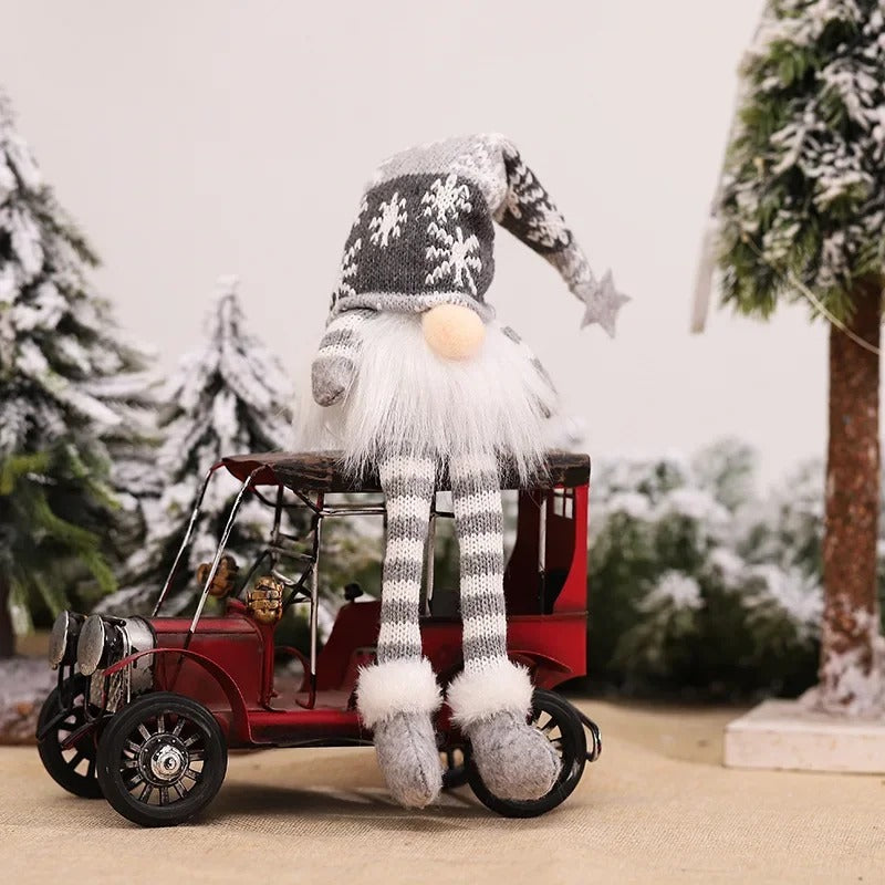 Petit lutin nordique lumineux assis avec bonnet gris et longues jambes rayées pour décoration de Noël