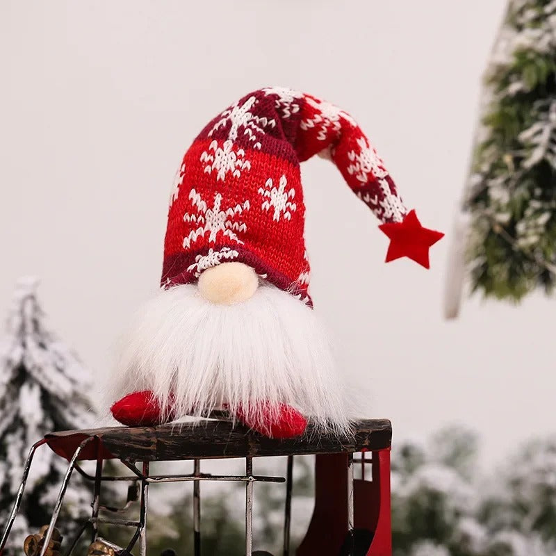 Décoration festive lutin LED avec bonnet rouge et motifs flocons de neige dans un décor enneigé.