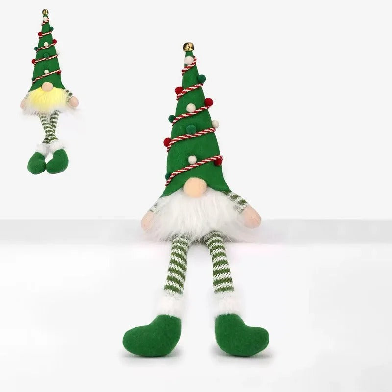 "Lutin de Noël lumineux avec bonnet tricoté vert, décoration festive nordique.