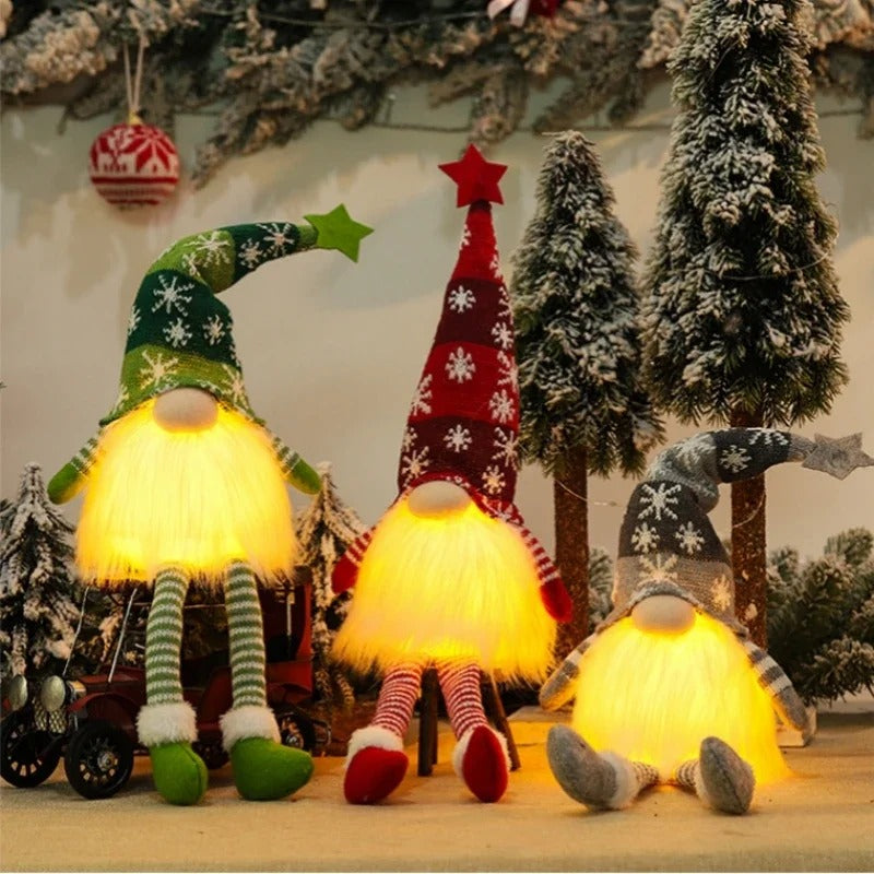 Lutin de Noël lumineux avec bonnet tricoté  utilisé comme décoration hivernale."