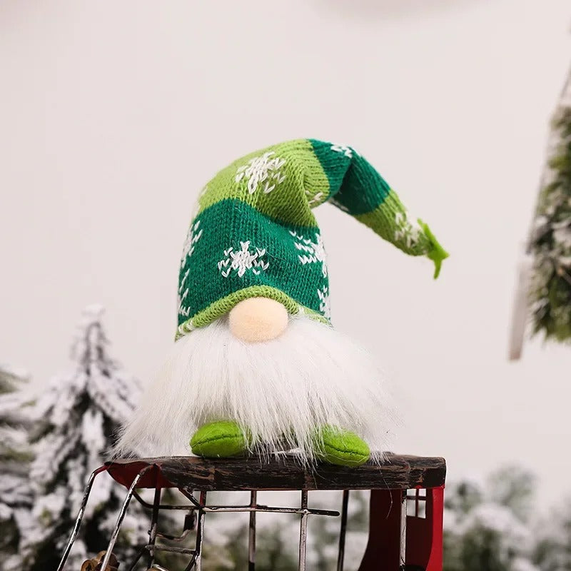 Figurine de lutin de Noël éclairée avec bonnet tricoté vert.