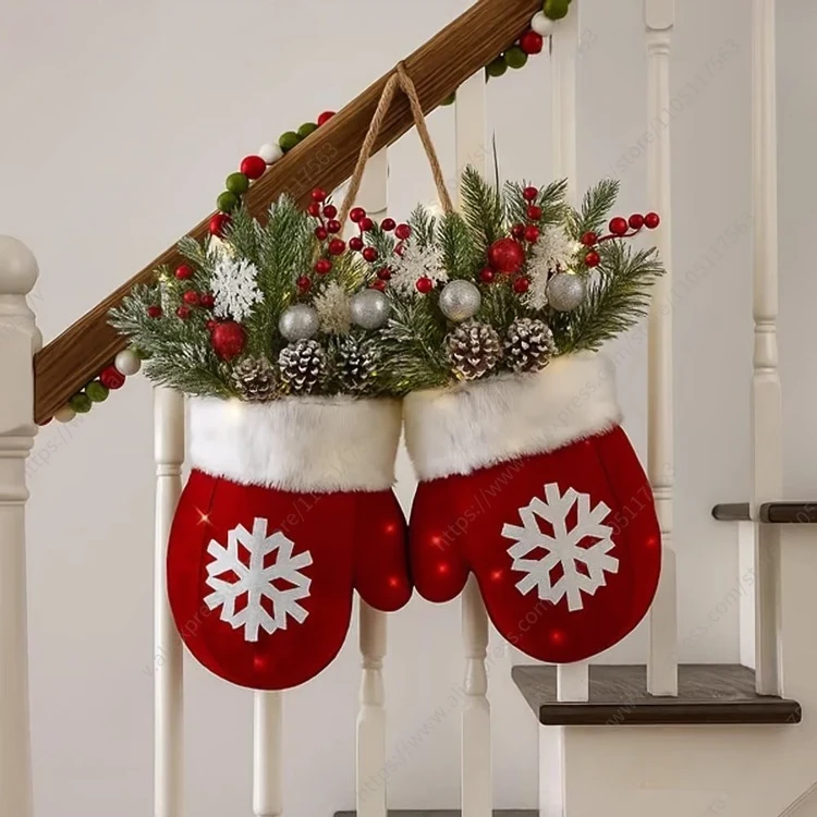 “Décoration de Noël en moufles rouges suspendue à une rampe d’escalier, ornée de sapin artificiel, baies rouges, boules argentées et pommes de pin.”