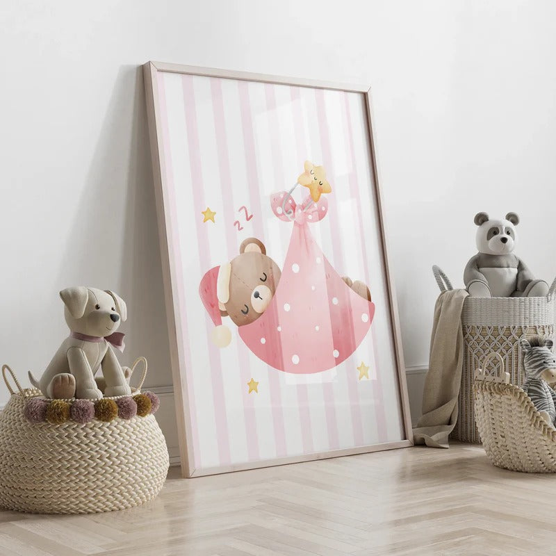 Poster mural chambre bébé Ours Douce Nuit™ créant une ambiance douce et apaisante.