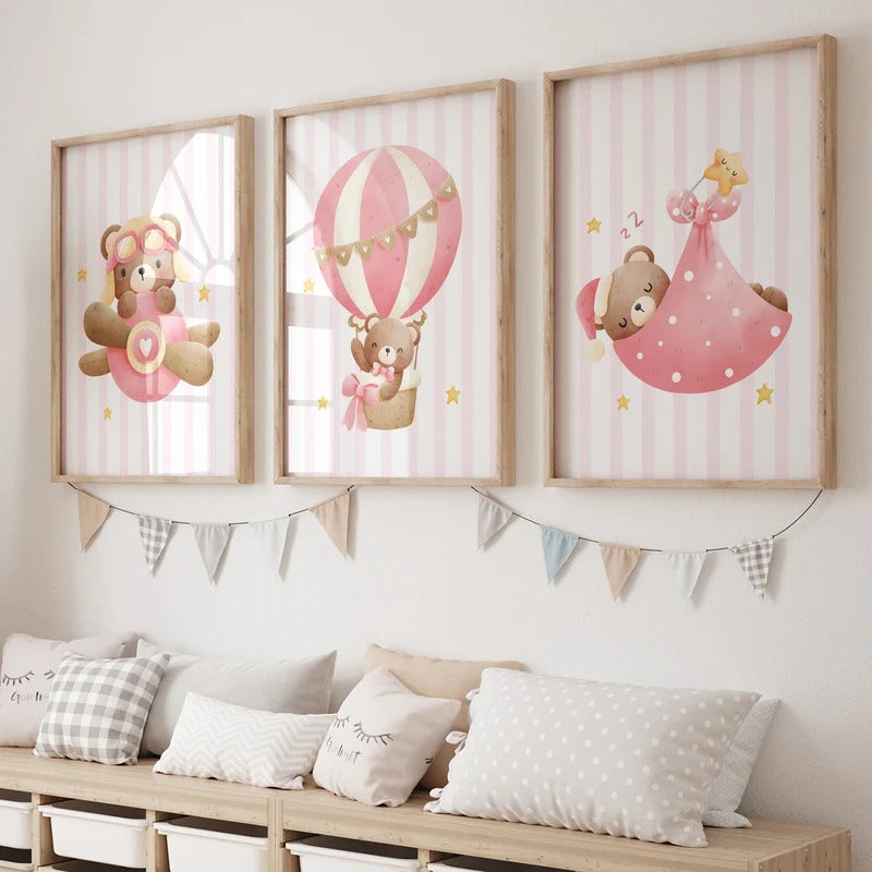 Décoration chambre bébé fille avec tableau ourson rose pastel et nuages.
