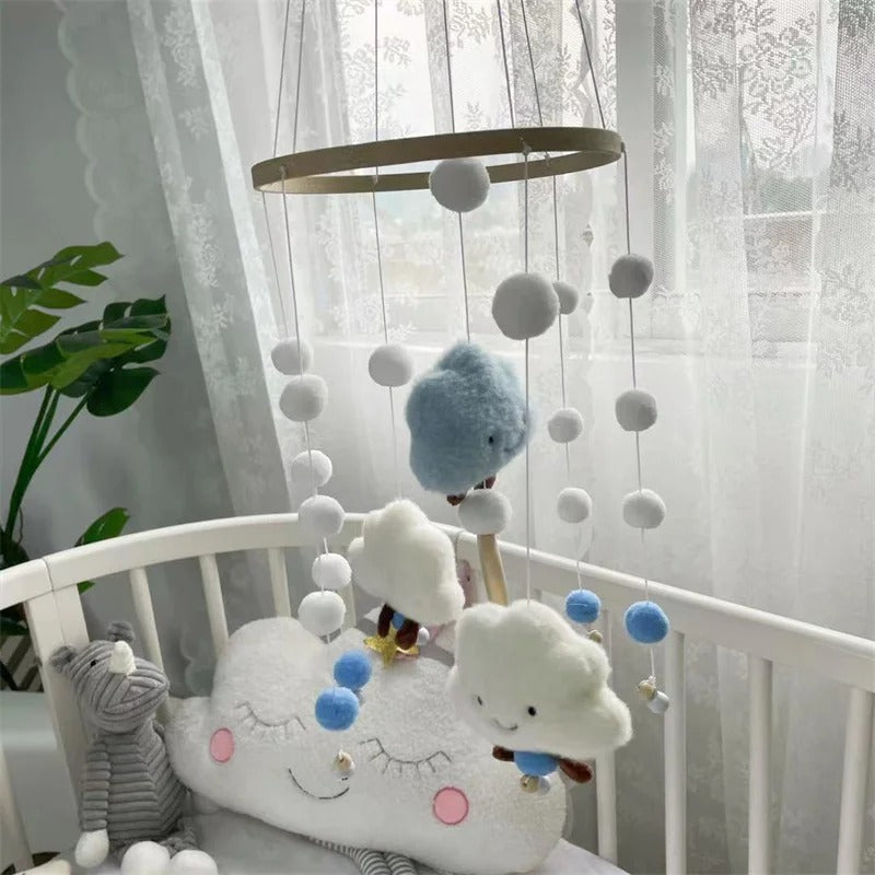 Lit de bébé avec un mobile en nuage bleu et blanc