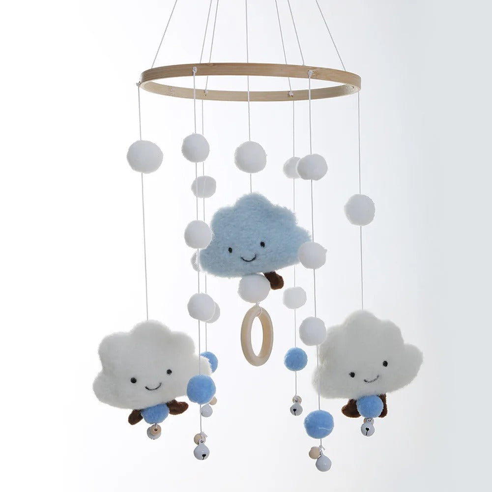 mobile bébé avec trois nuages souriants