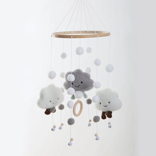 Mobile bébé avec trois nuages en laine