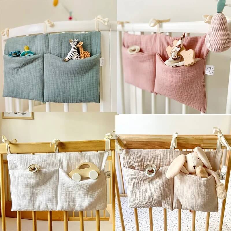 Sac de rangement bébé accroché à une barrière de lit en bois clair