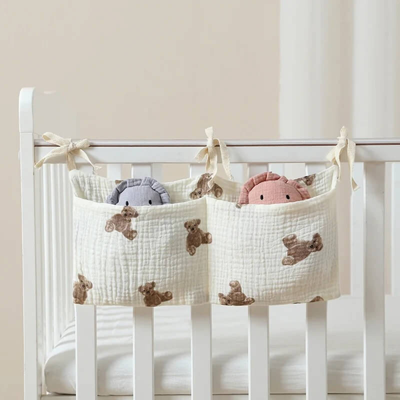 Organisateur de lit bébé en coton avec accessoires rangés dans les poches