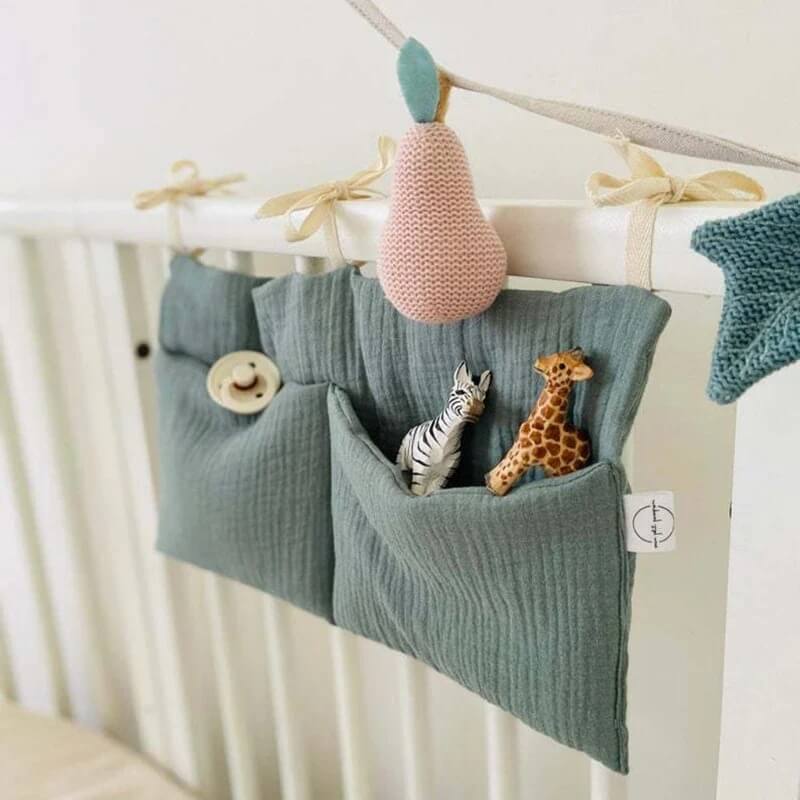 Chambre de bébé décorée avec une pochette de rangement suspendue assortie