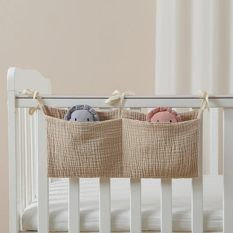Sac de rangement pratique pour couches et produits bébé, fixé au berceau avec des liens