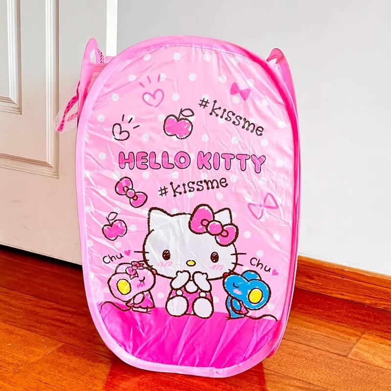 Panier de rangement motif Hello Kitty Classique – Panier rose vif illustré de Hello Kitty tenant un cœur, avec des cœurs imprimés et détails blancs à pois.