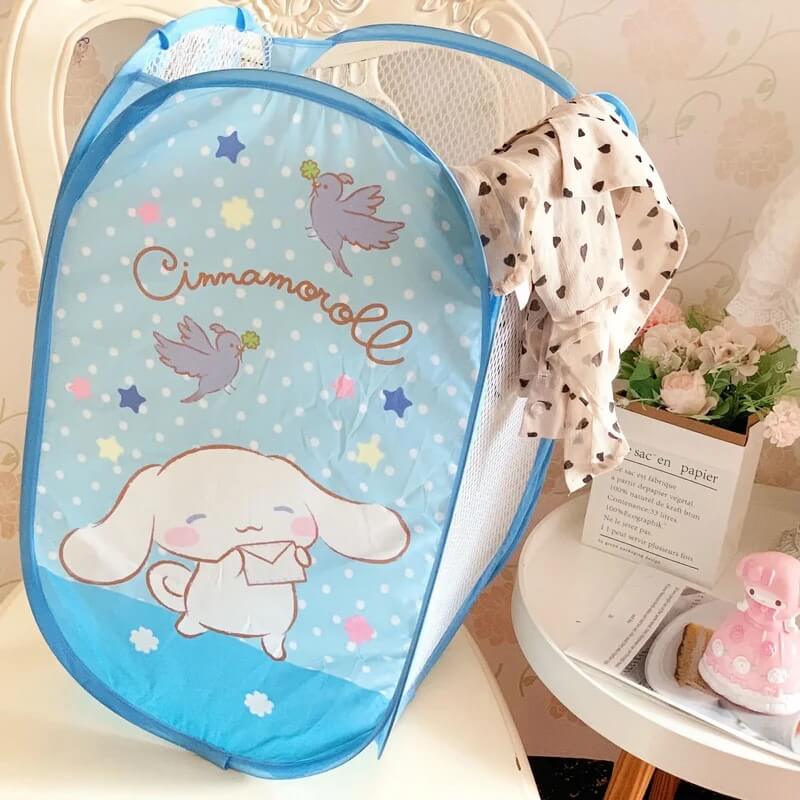 Panier de rangement motif Cinnamoroll – Panier blanc et bleu pastel avec le doux visage de Cinnamoroll, idéal pour un univers bébé ou enfant.