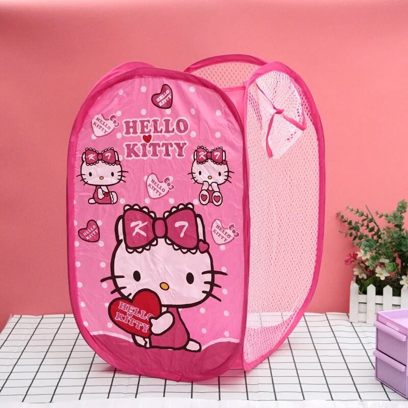 Panier de rangement motif Hello KittyB – Grand panier pliable rose avec plusieurs illustrations de Hello Kitty, idéal pour le linge ou les jouets dans une chambre d’enfant.