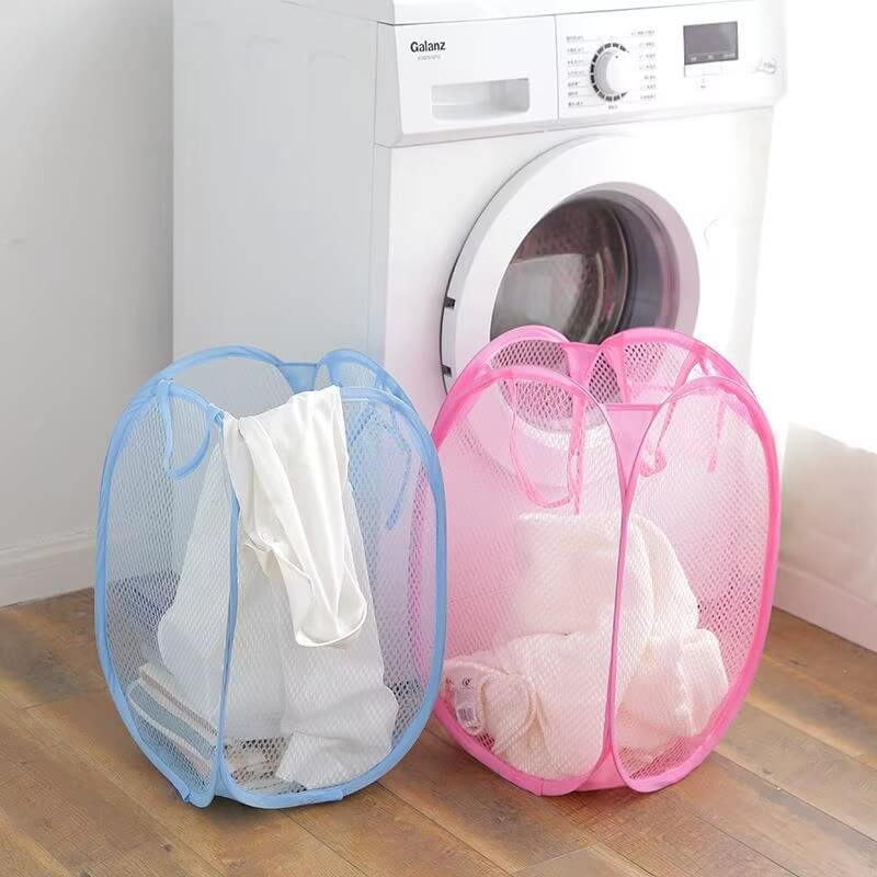 Vue d’ensemble de paniers à linge colorés pour usage domestique