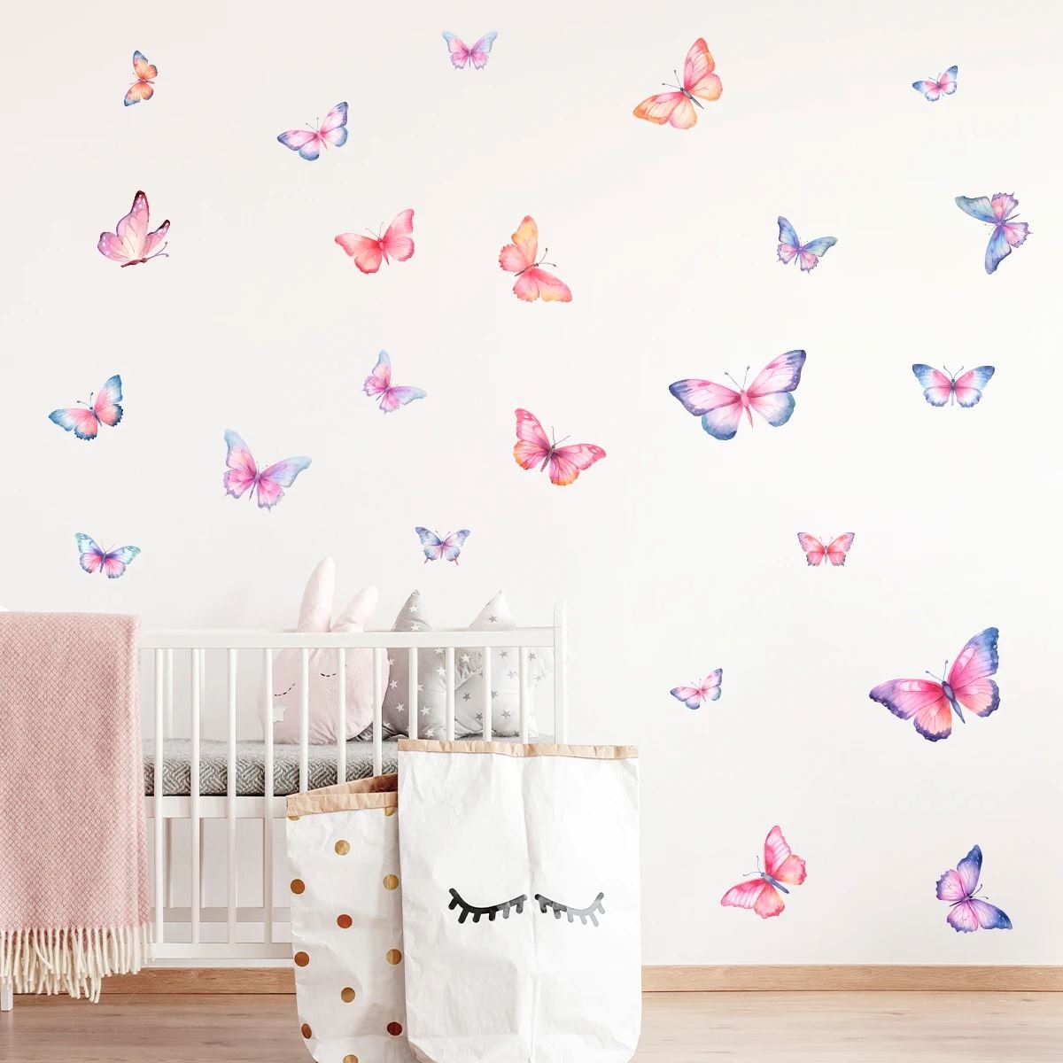 Chambre bébé décorée avec des ButterfliesSticker™ MultiCouleur 