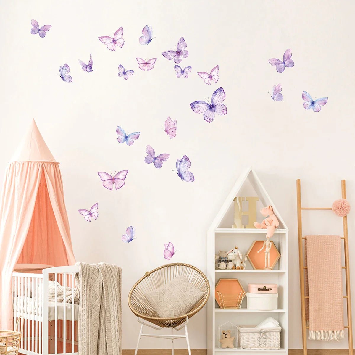 chambre de bébé décorée par les autocollants en papillon violet