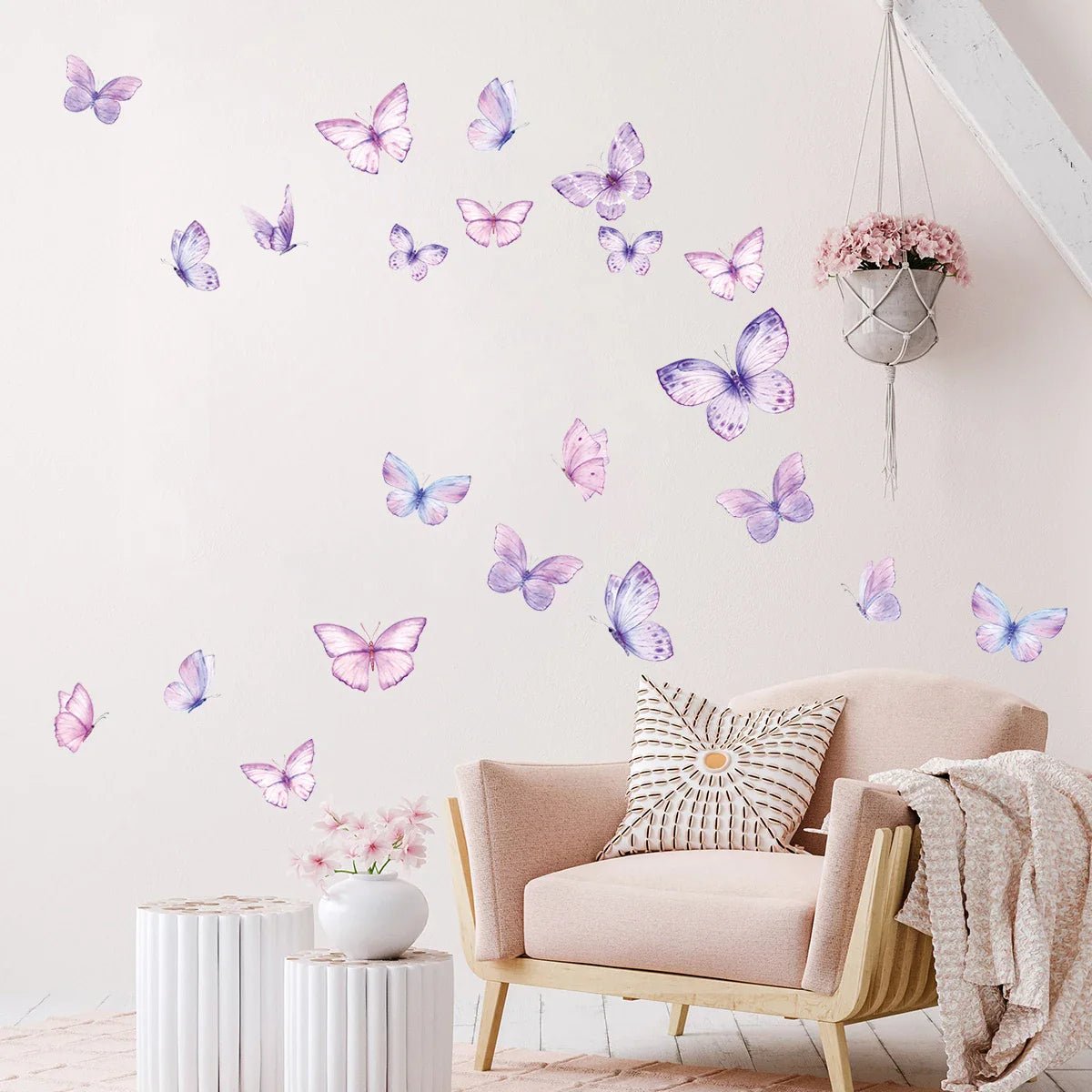 Chambre décorée par des stickers muraux en papillon violet