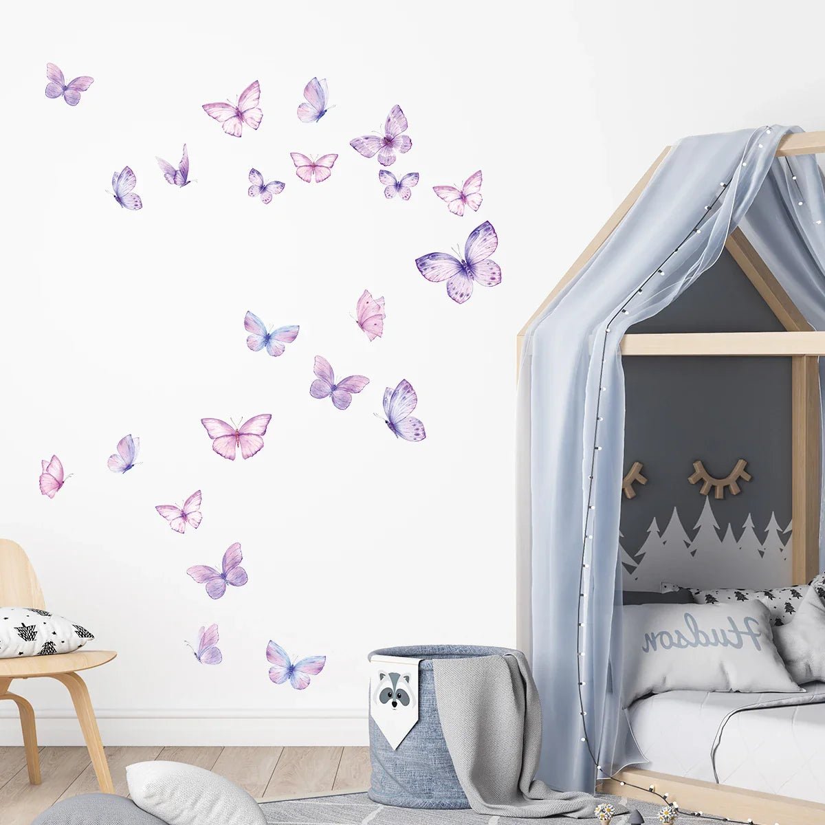 Chambre bébé décorée avec des stickers papillons violets