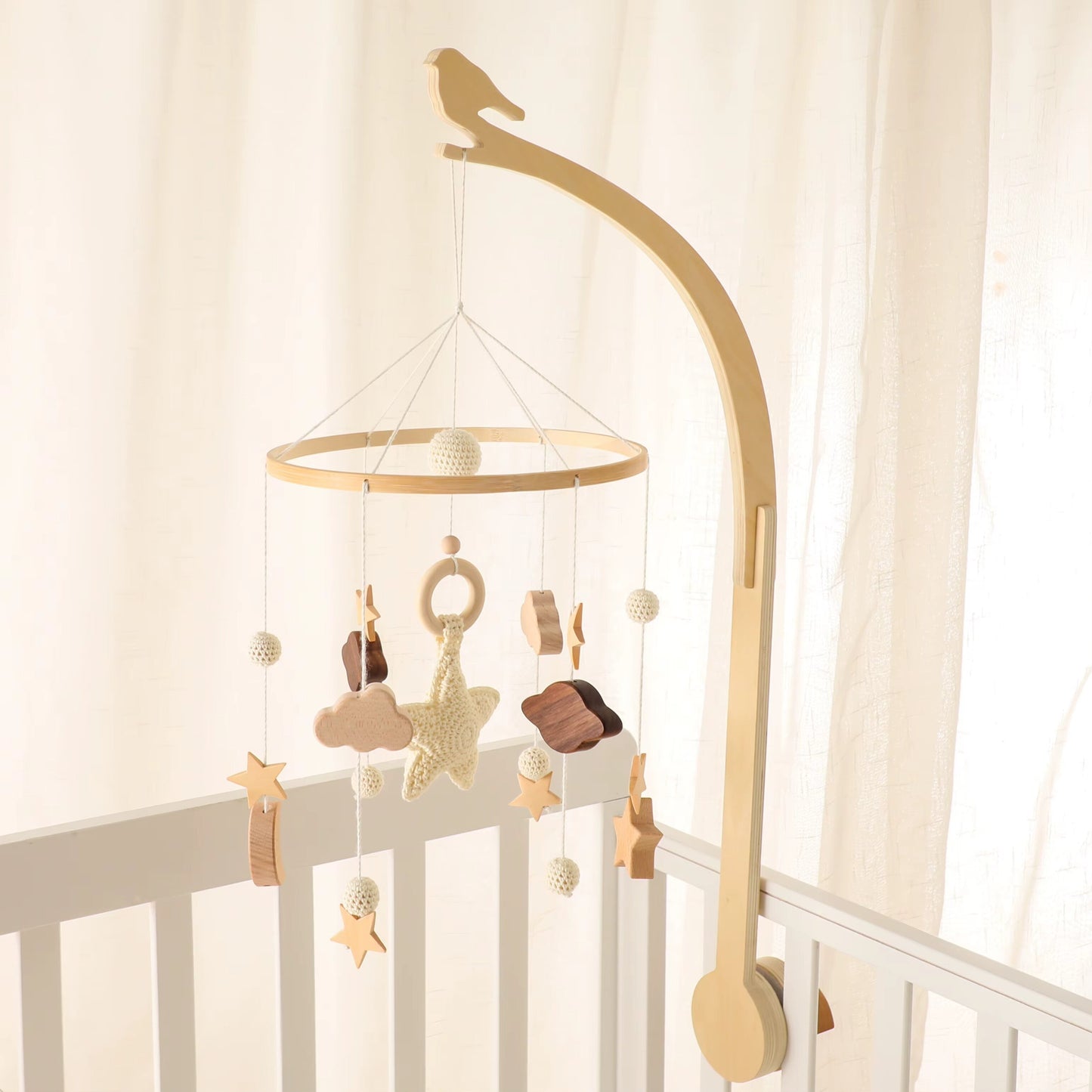 Support mobile en forme d’oiseau, finement sculpté, apporte une touche apaisante et poétique à la chambre de votre bébé