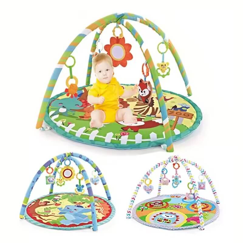 Bébé jouant sur un tapis d'éveil Dreamy Play™, renforçant son dos et sa nuque, explorant textures et couleurs vives, interagissant avec jouets suspendus pour développer motricité, autonomie, cognition et confiance en soi.
