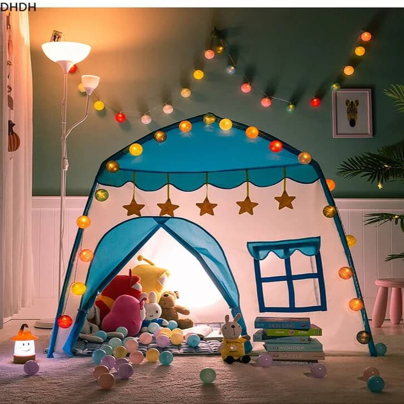 Intérieur d’un tipi enfant avec tapis matelassé , ballons et pleuches