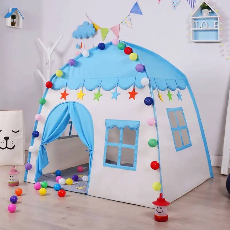 Tente tipi bleue pour enfant avec guirlande de boules colorées et coussins

