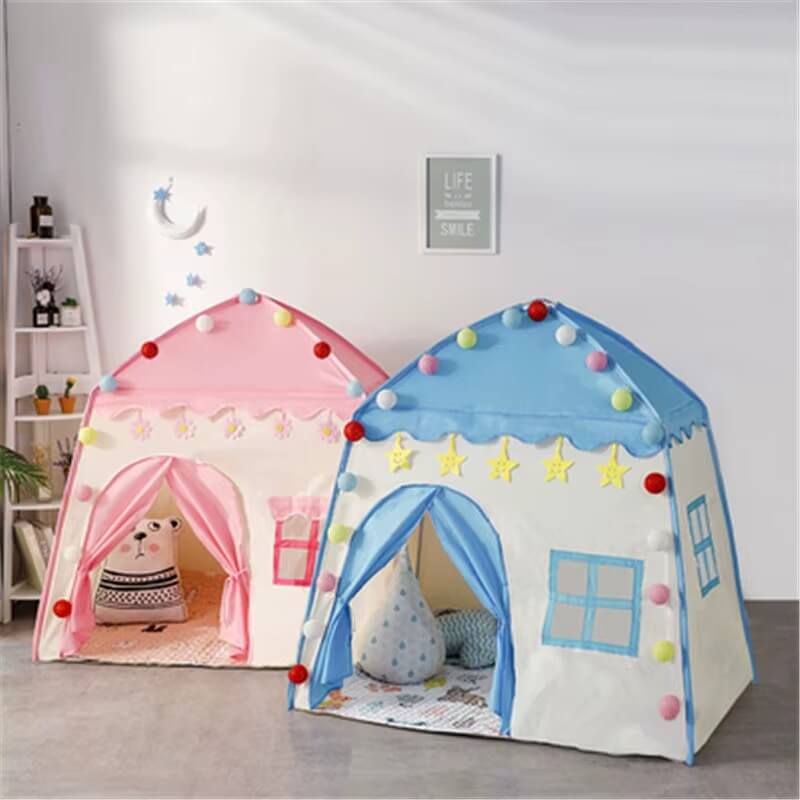 Deux tipis côte à côte, rose et bleu, dans une chambre lumineuse et moderne