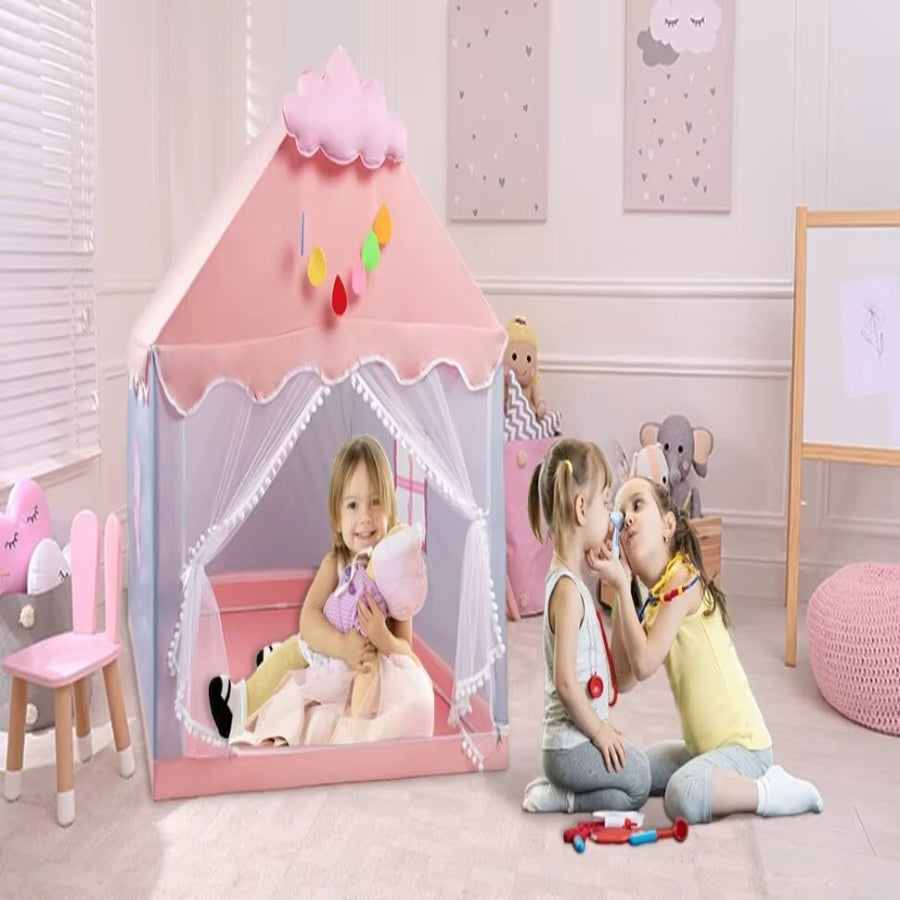 Tipi Enfant Rosée Magique™ installé dans une chambre avec tapis doux et rideaux noués, créant un espace de jeu féérique