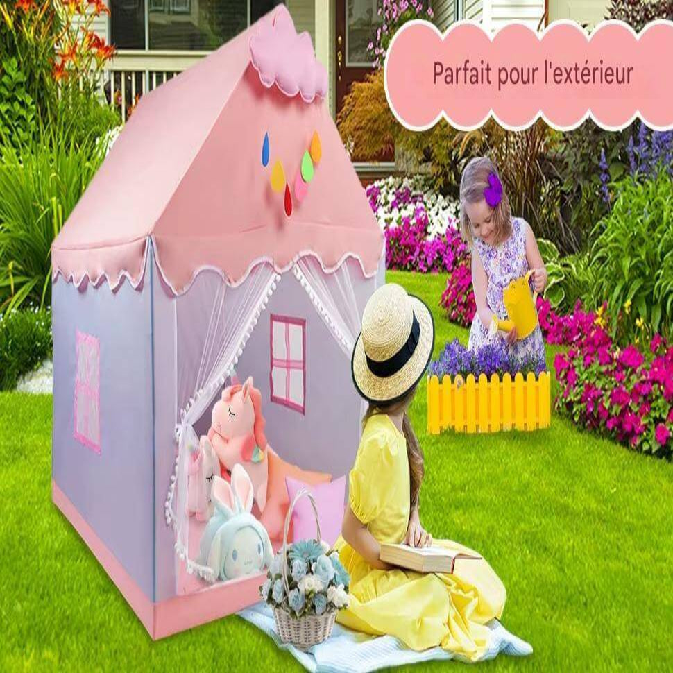 Deux enfants s’amusant dans le Tipi Rosée Magique™, espace spacieux et chaleureux pour jeux partagés et parfait pour l'exterieur.

