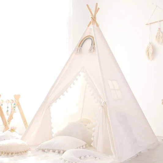 Tipi enfant SnowWhite™ blanc doux installé dans une chambre d’enfant, ambiance chaleureuse et cocooning.