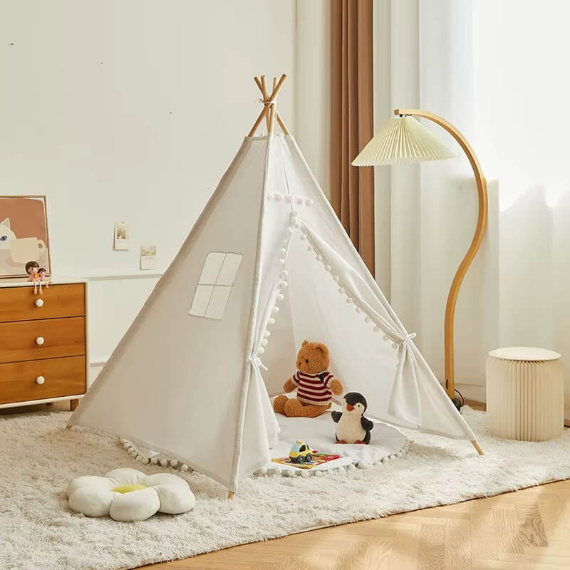 Tipi enfant SnowWhite™ élégant dans une pièce moderne, offrant un coin jeu stylé et douillet..