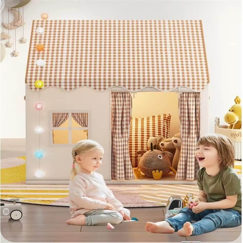 Vue intérieure de la tente Château Rêvé™ dans une chambre d’enfant moderne
