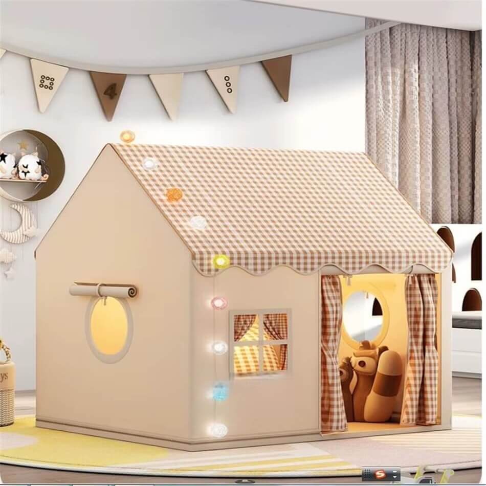 Tente Château Rêvé™ kaki installée dans un espace de jeu cosy et lumineux