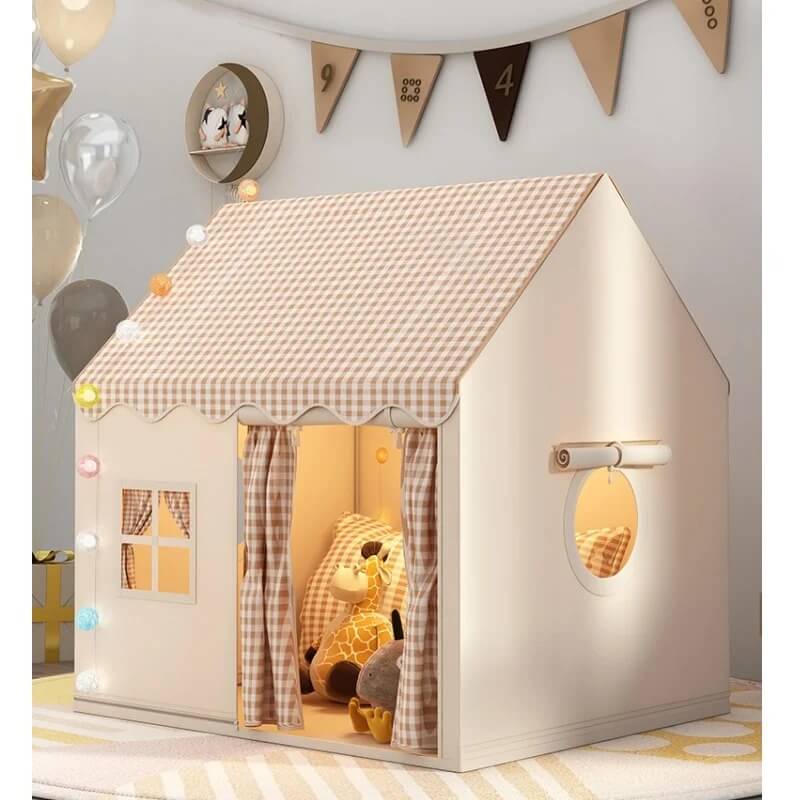 Tipi Enfant Château Rêvé™ couleur kaki avec rideaux vichy, illuminé de guirlandes