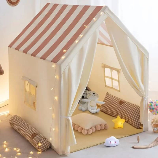 Tipi enfant Coin des Rêves installé dans une chambre d’enfant avec coussins