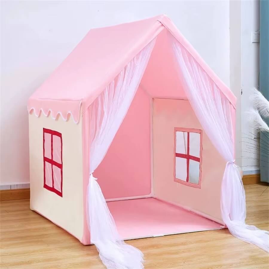 alt="Vue latérale du Tipi enfant Petit Royaume™ avec finitions soignées et espace confortable"