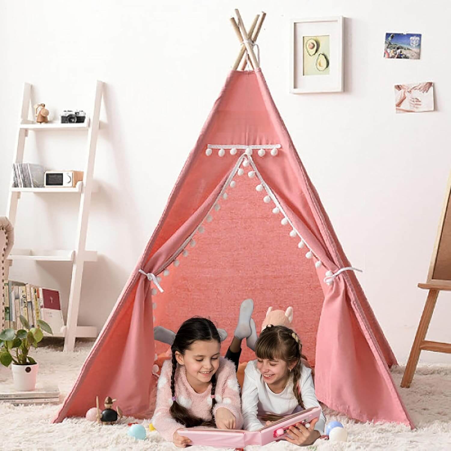 Deux enfants jouant ensemble dans le Tipi enfant - Royaume Rose™, moment complice et joyeux"