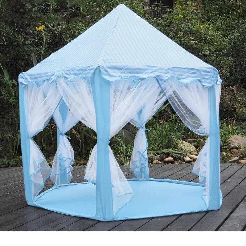 Tipi bleu pour enfant installé dans un jardin, parfait pour les jeux extérieurs