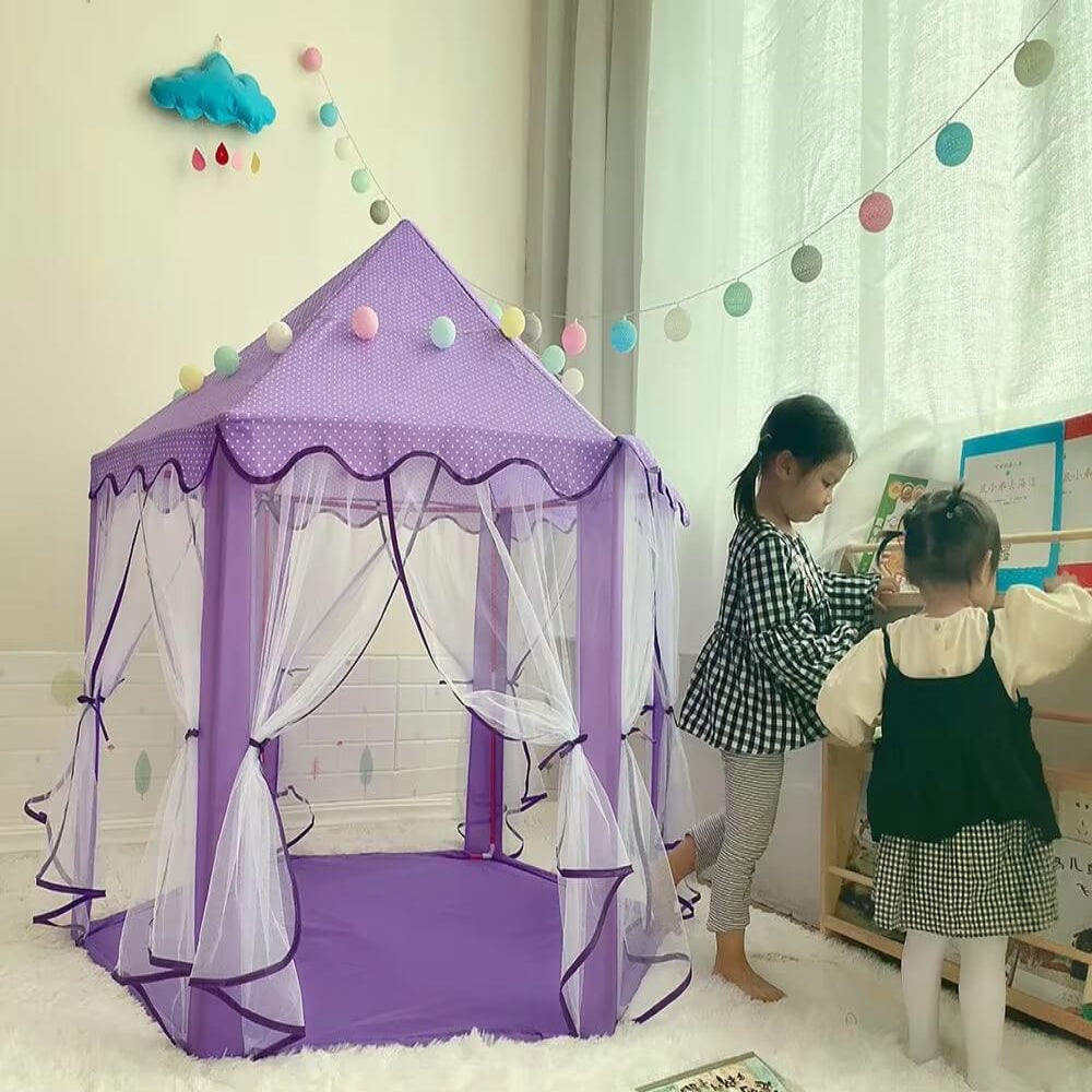 Tipi enfant violet en forme de château avec guirlande lumineuse et rideaux ouverts